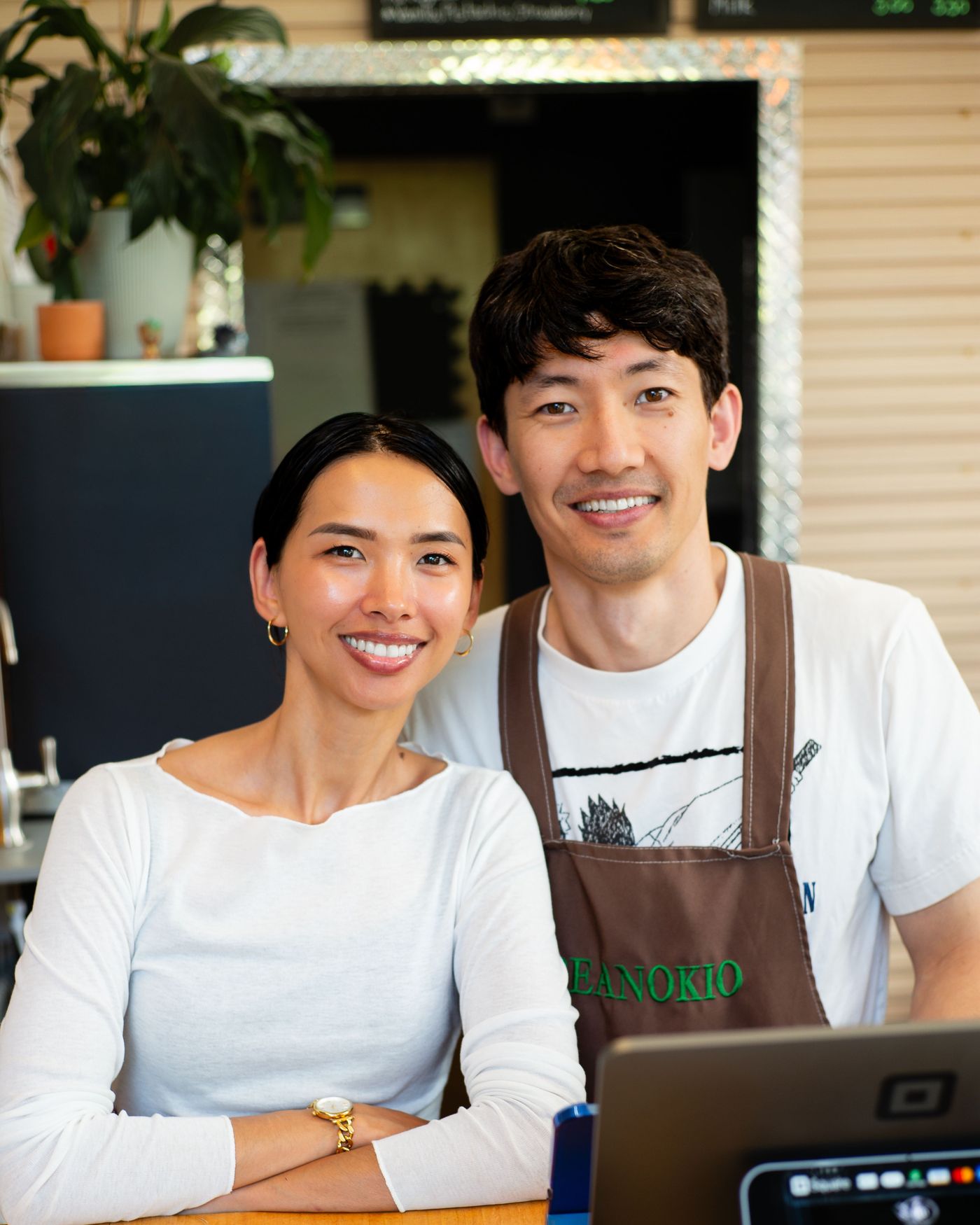 Deux commerçants derrière le comptoir de leur enseigne
